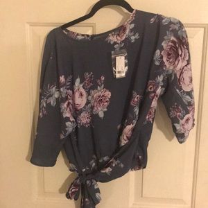 NWT beautiful gray floral top
